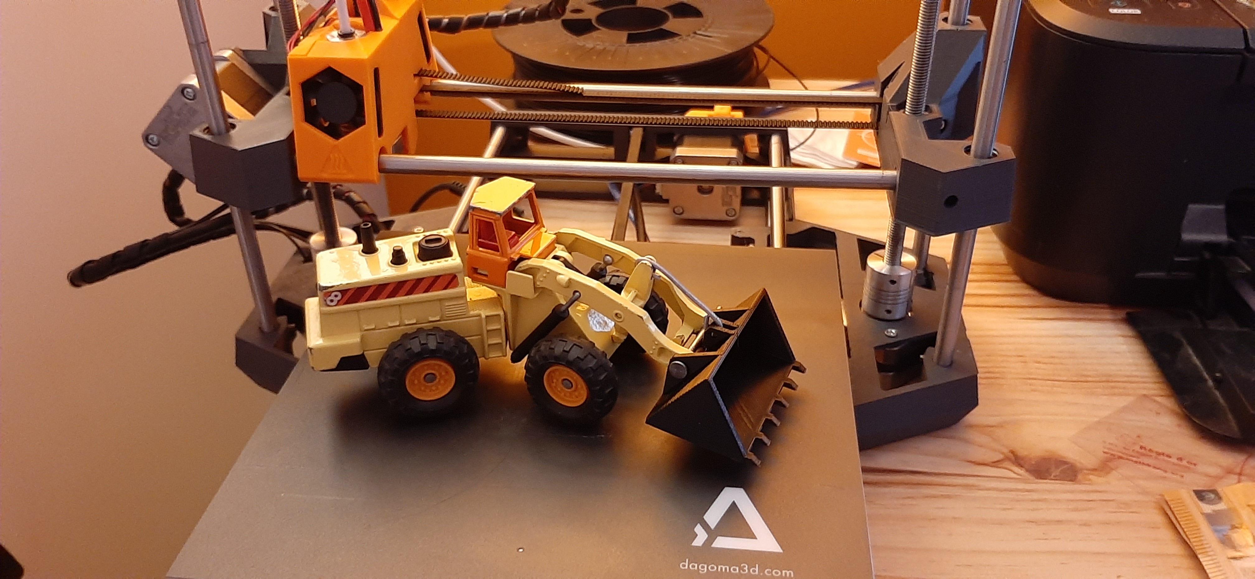 La benne accrochée à la chargeuse